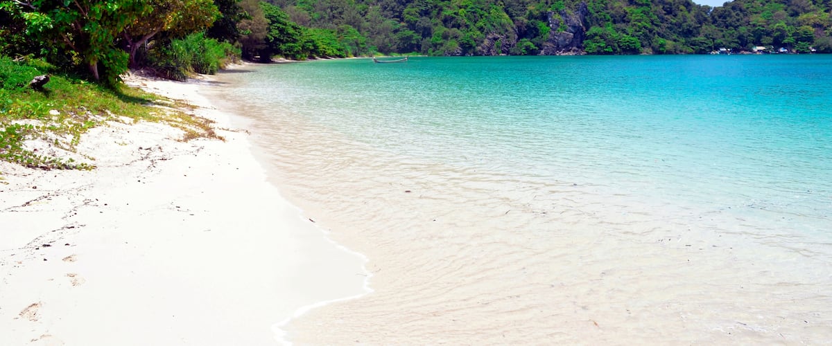 Loh Lana bay on Koh Phi Phi Don, Thailand; Shutterstock ID 1026224209; Purchase Order: SP-2451; Order Number: Image Research - Ko Phi Phi 2020; Client/Licensee: Hotels.com - Lee Ban Twan; Job: Hotels.