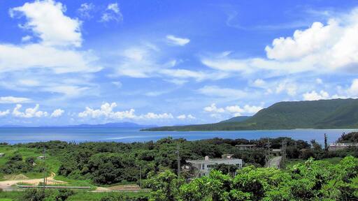 船浦から石垣島を望む