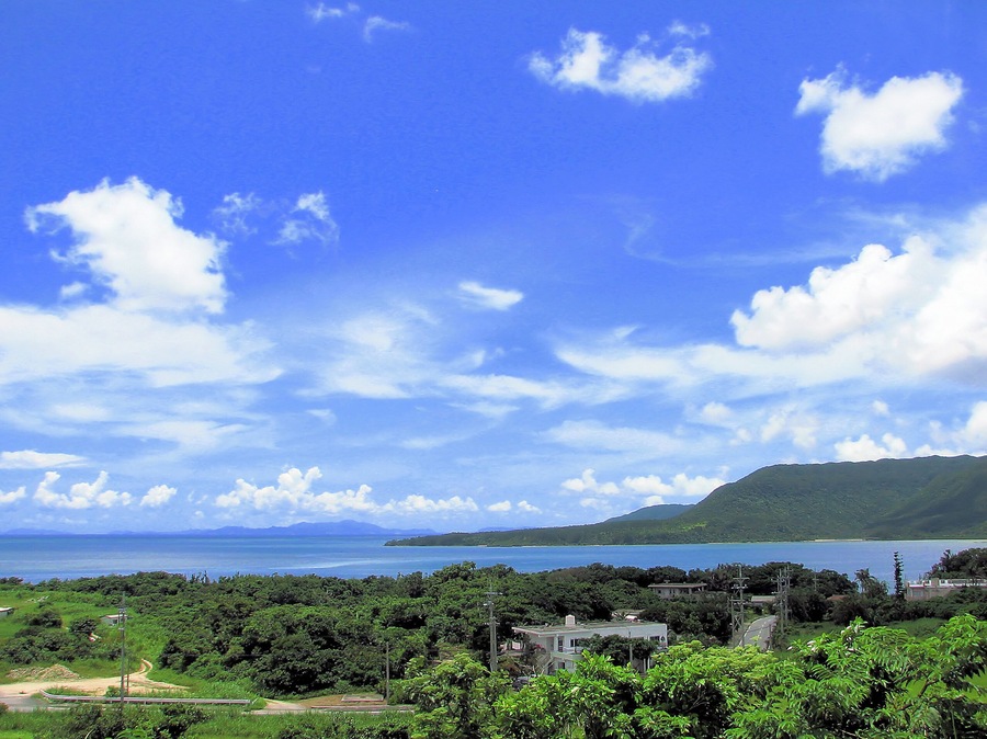 船浦から石垣島を望む