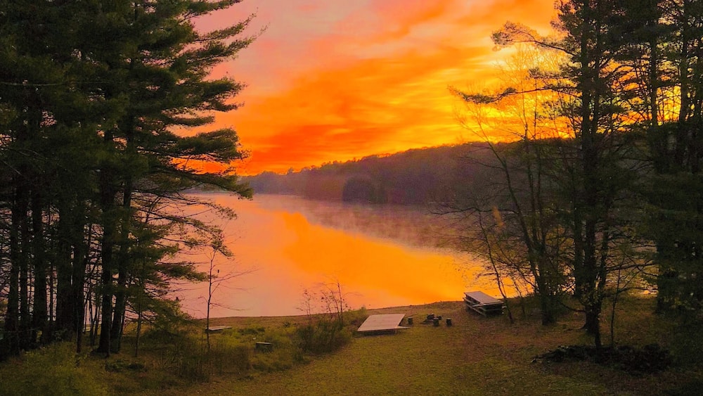 Woke up early on a girls weekend and had this amazing view of the lake. Such a backyard treasure... For someone who like to sleep in I sure do have a lot of pictures at dawn. #BackyardTreasure #GirlsWeekend #Adventure