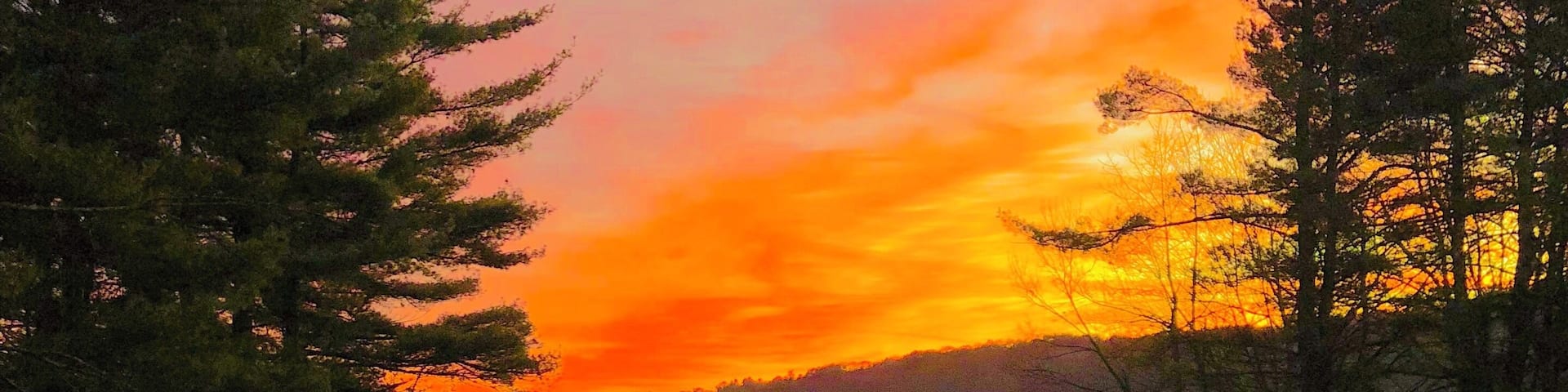 Woke up early on a girls weekend and had this amazing view of the lake. Such a backyard treasure... For someone who like to sleep in I sure do have a lot of pictures at dawn. #BackyardTreasure #GirlsWeekend #Adventure