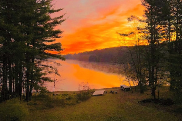 Woke up early on a girls weekend and had this amazing view of the lake. Such a backyard treasure... For someone who like to sleep in I sure do have a lot of pictures at dawn. #BackyardTreasure #GirlsWeekend #Adventure