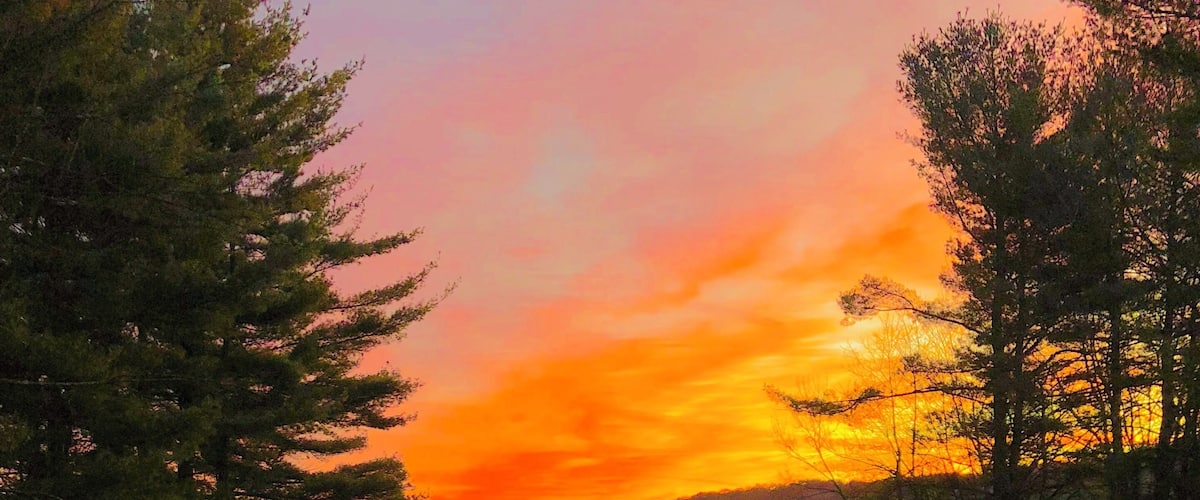 Woke up early on a girls weekend and had this amazing view of the lake. Such a backyard treasure... For someone who like to sleep in I sure do have a lot of pictures at dawn. #BackyardTreasure #GirlsWeekend #Adventure