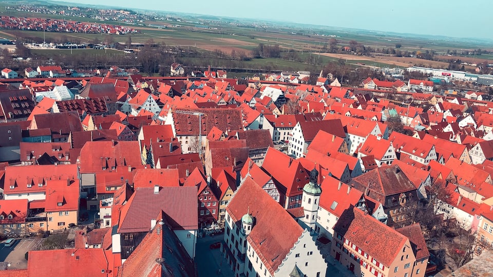 Red roofs everywhere 🏠 #nördlingen #germany #deutschland #travel #trip #nice #red #roofs #house #houses #housing