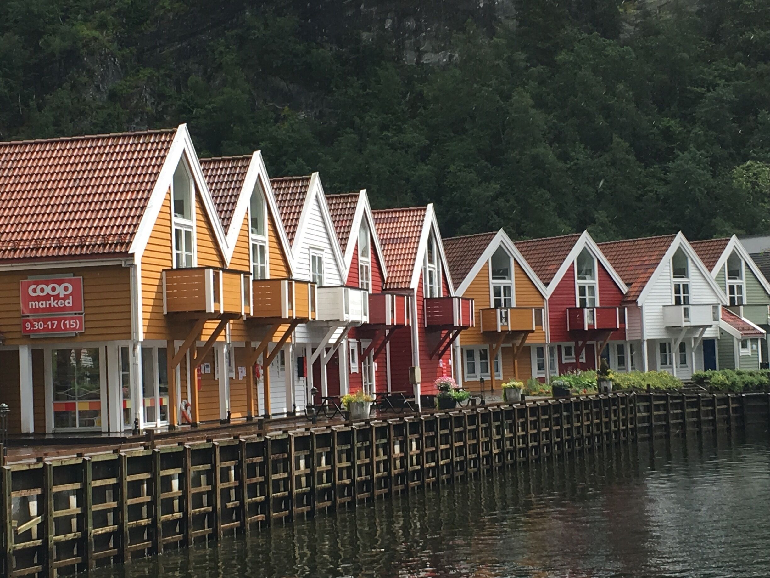 Small village with perfect huts at the edge of the fjord in Modalen