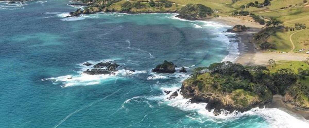 New Zealand's coastline is spectacular and rugged. There are many beaches worth visiting! Check out our article on Northland's beaches (one of New Zealand's regions in the North Island) - you won't be disappointed! http://www.theglobalcouple.com/new-zealand-road-trip-northland/