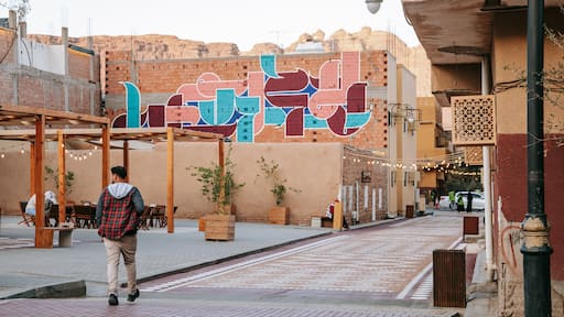 Al Jadidah featuring street scenes