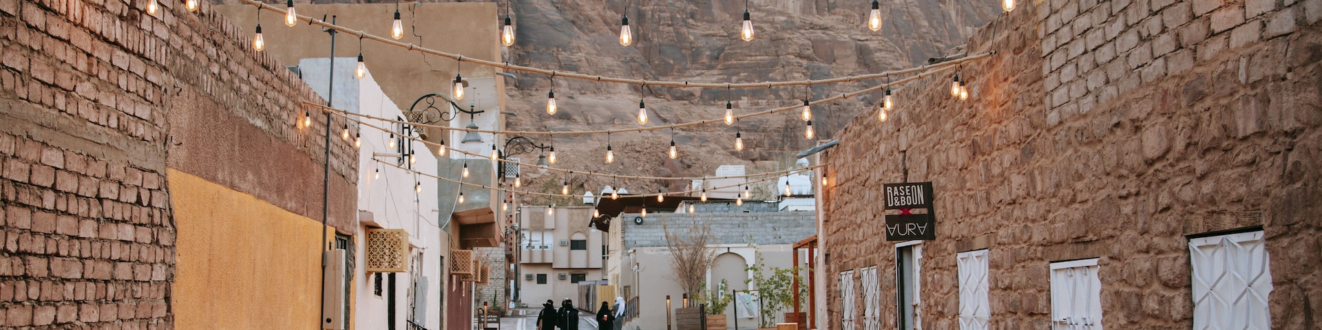 Al Jadidah featuring a small town or village and street scenes