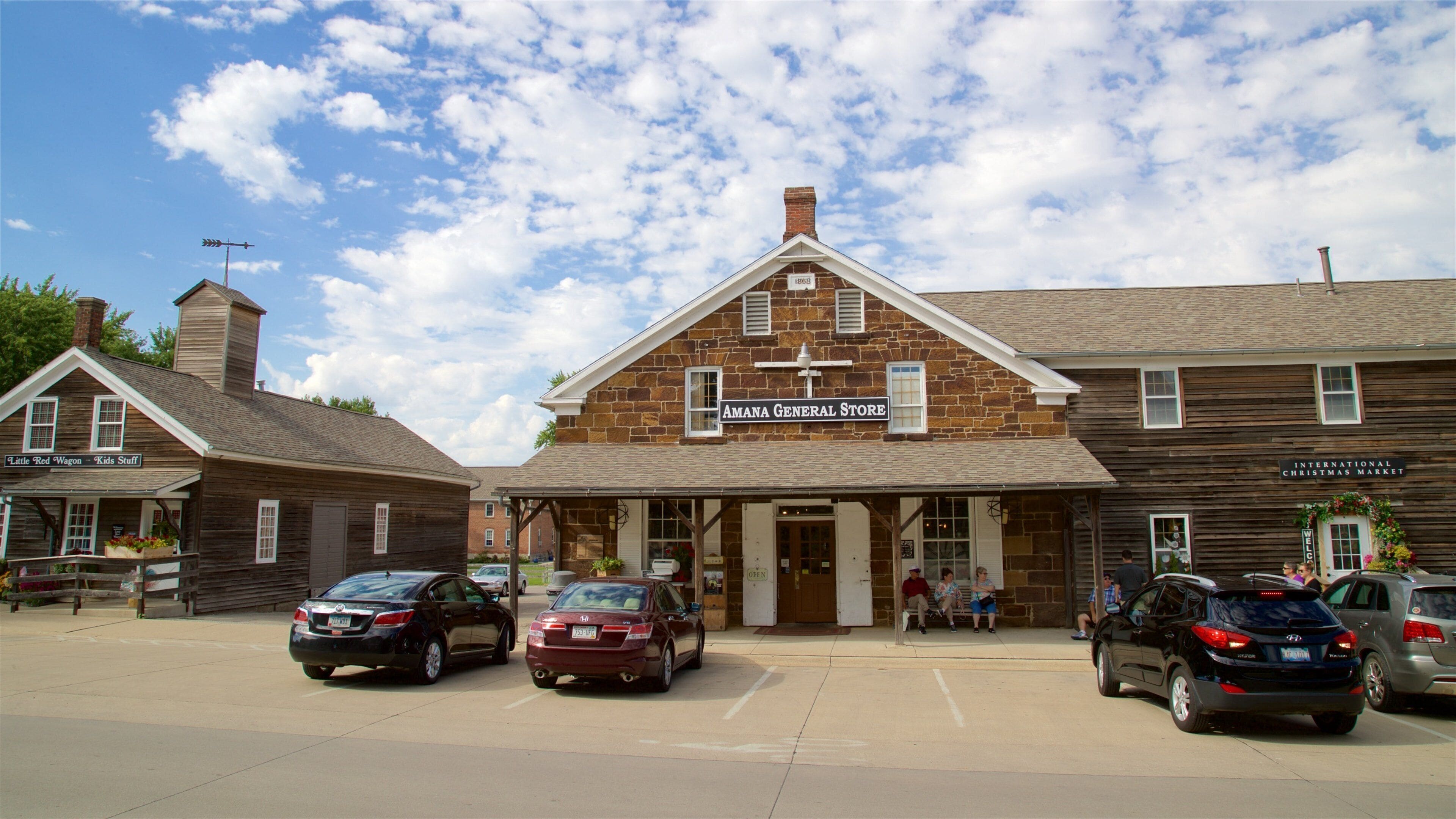 Amana Colonies que incluye una pequeña ciudad o pueblo