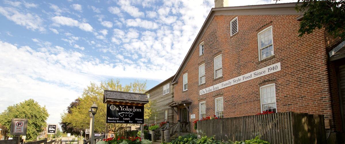 Amana Colonies che include piccola città o villaggio, casa e segnaletica