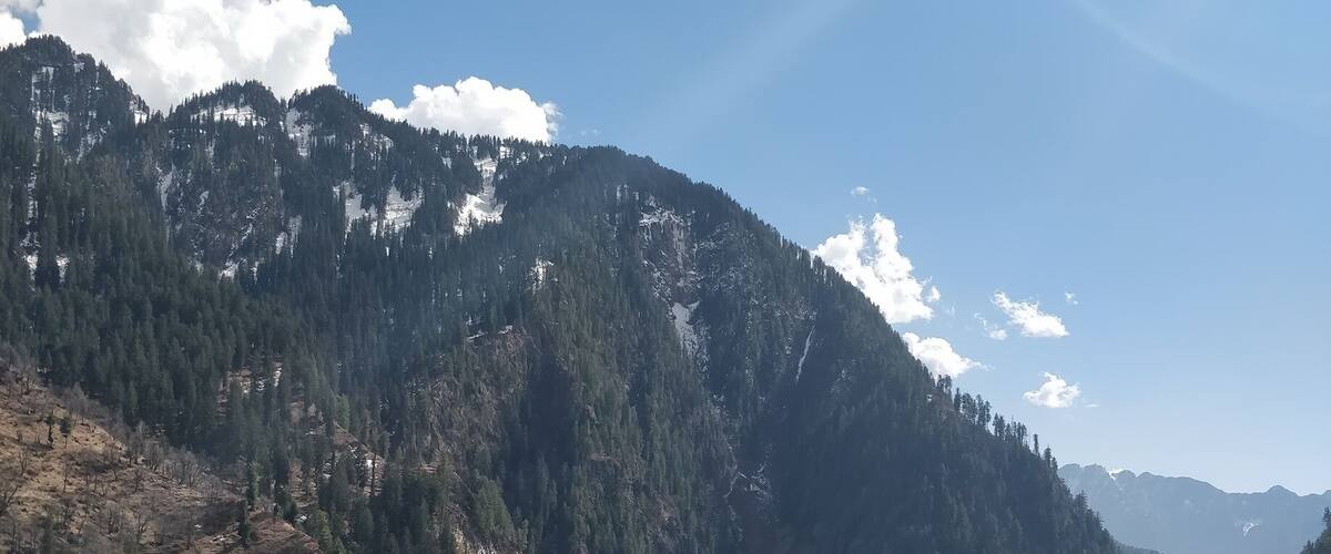 Peek into the valley treking up to #malana village