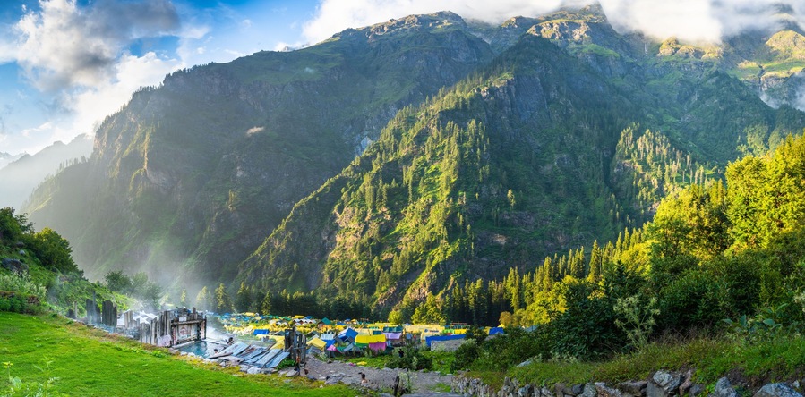 Paesaggio montuoso con un villaggio situato in una valle.