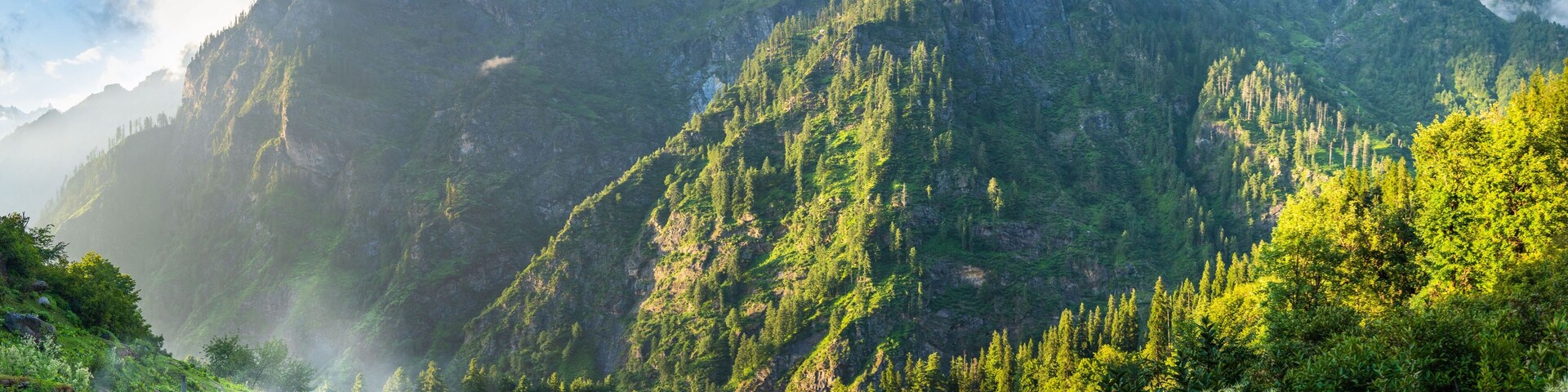 Un paisaje montañoso con un pueblo enclavado en un valle.