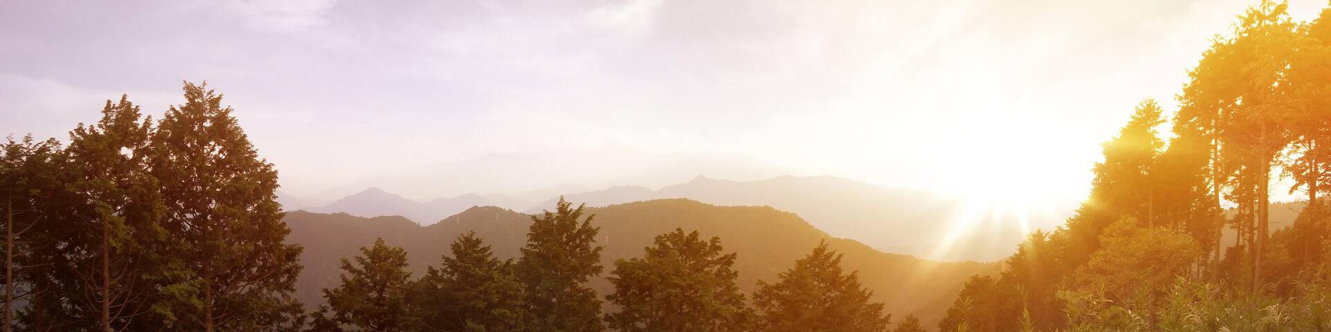 ■東京の八王子市にある高さ600メートルの高尾山からのサンセットのパノラマ。■Panorama of a sunset at the top of the Mount Takao at an altitude of 600m located in the city of Hachioji in the prefecture of Tokyo in Japan.