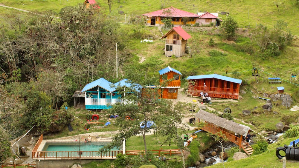 Aguas termales Salinas coconuco, montañas con casas