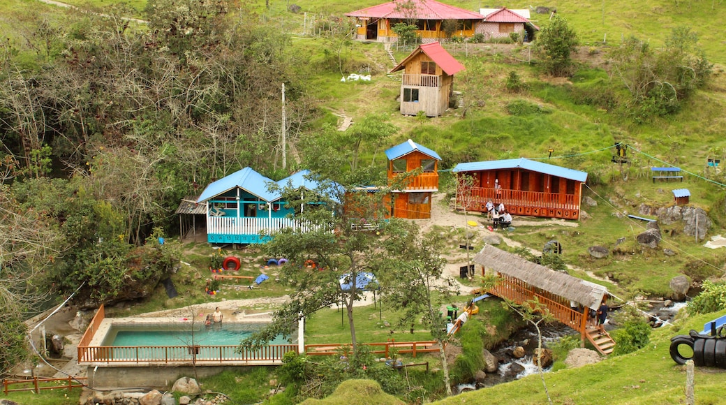 Aguas termales Salinas coconuco, montañas con casas