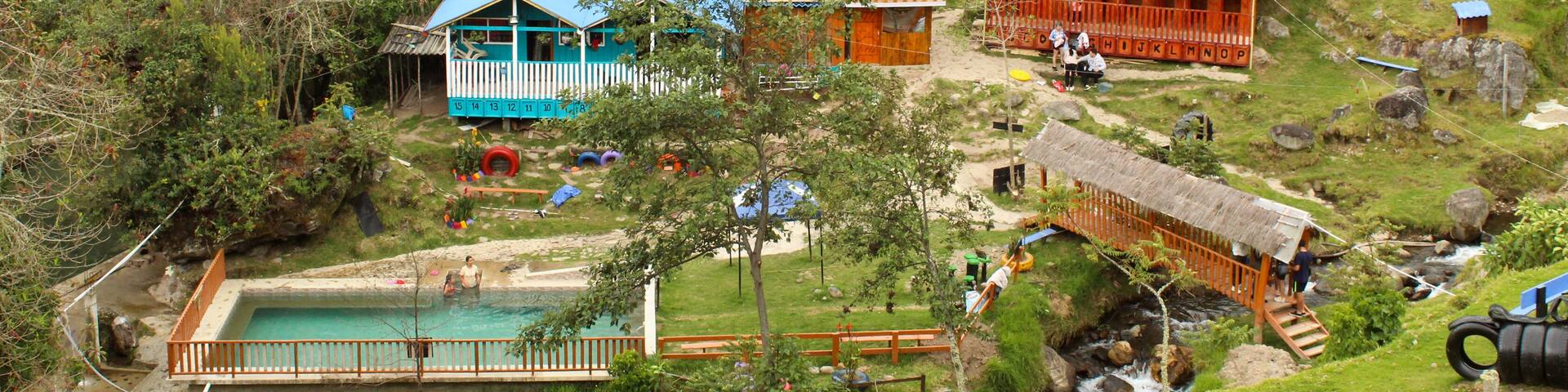 Aguas termales Salinas coconuco, montañas con casas