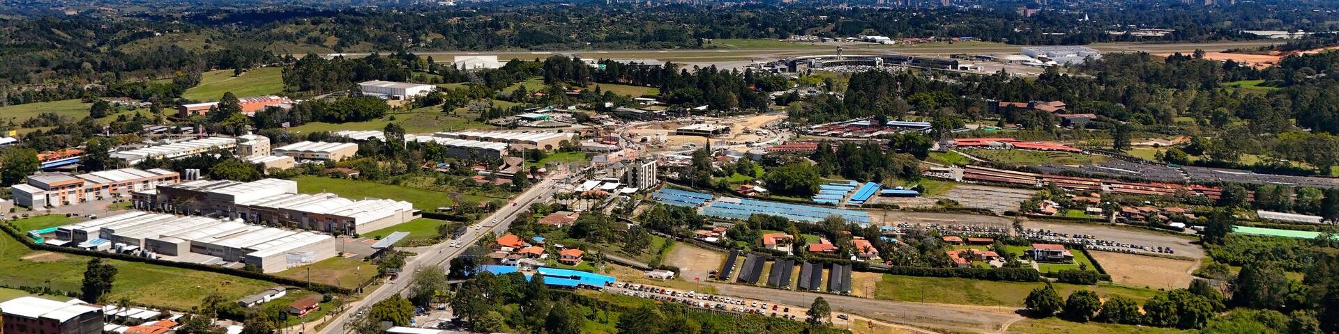 Foto aérea en el sector de Sajonia, Rionegro, Colombia; cerca al aeropuerto José María Cordova y al túnel de Oriente que comunica a Medellín con el terminal aéreo.