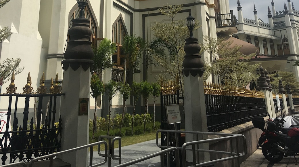 Masjid Sultan in Kampung Glam, Singapore was fully completed in 1932. The Indo-Saracenic style mosque designed by architect Denis Santry of Swan and McLaren. It was built on the site of the old mosque constructed by Johore’s Sultan Hussain Shah in 1824 with funds solicited from the British East India Company. #masjid #masjidsultan #sultanmosque #mosque #singapore #kampungglam
#southeastasia #architecture #travel #travelblogger #mariadasstheworld @visit_singapore @kampung_glam @mariadasstheworld