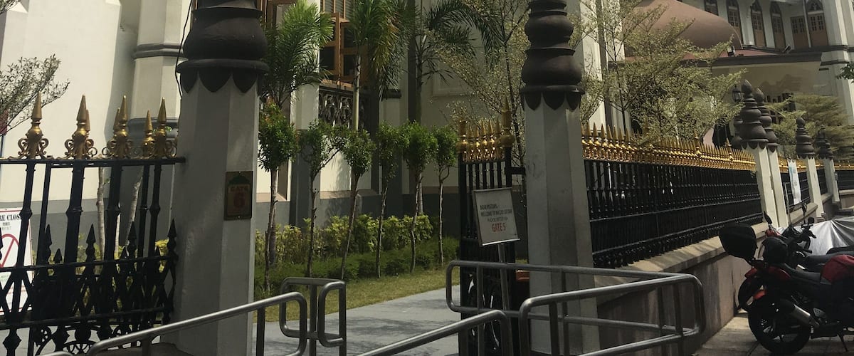 Masjid Sultan in Kampung Glam, Singapore was fully completed in 1932. The Indo-Saracenic style mosque designed by architect Denis Santry of Swan and McLaren. It was built on the site of the old mosque constructed by Johore’s Sultan Hussain Shah in 1824 with funds solicited from the British East India Company. #masjid #masjidsultan #sultanmosque #mosque #singapore #kampungglam 
#southeastasia #architecture #travel #travelblogger #mariadasstheworld @visit_singapore @kampung_glam @mariadasstheworld