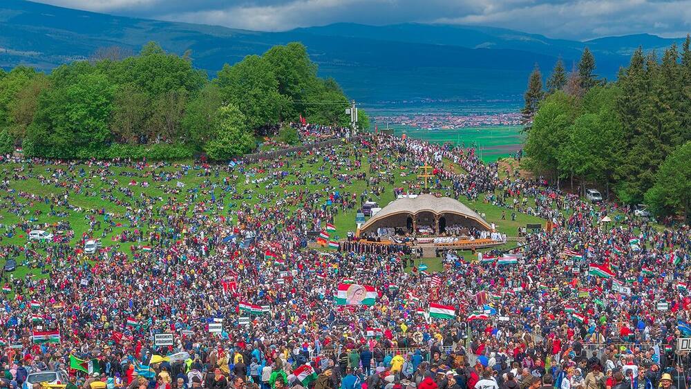 One of the biggest Catholic pilgrimage in Southern Europe! Masses of pilgrims ascend up on this hill to pray to a statue of the Virgin Mary. #alwayswanderlust
What's it all about? Read this: http://www.alwayswanderlust.com/a-pilgrimage-in-harghitas-csiksomlyo/
