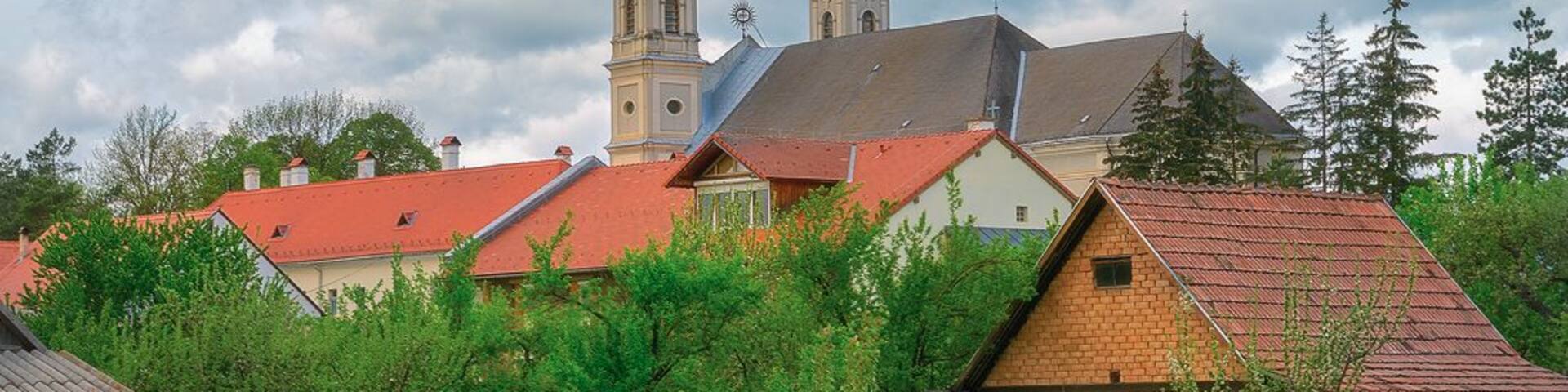 Sumuleu Ciuc is a quaint little medieval village in Harghita county in Romania. It's mostly inhabited by Hungarians. #alwayswanderlust
Read more: http://www.alwayswanderlust.com/a-pilgrimage-in-harghitas-csiksomlyo/