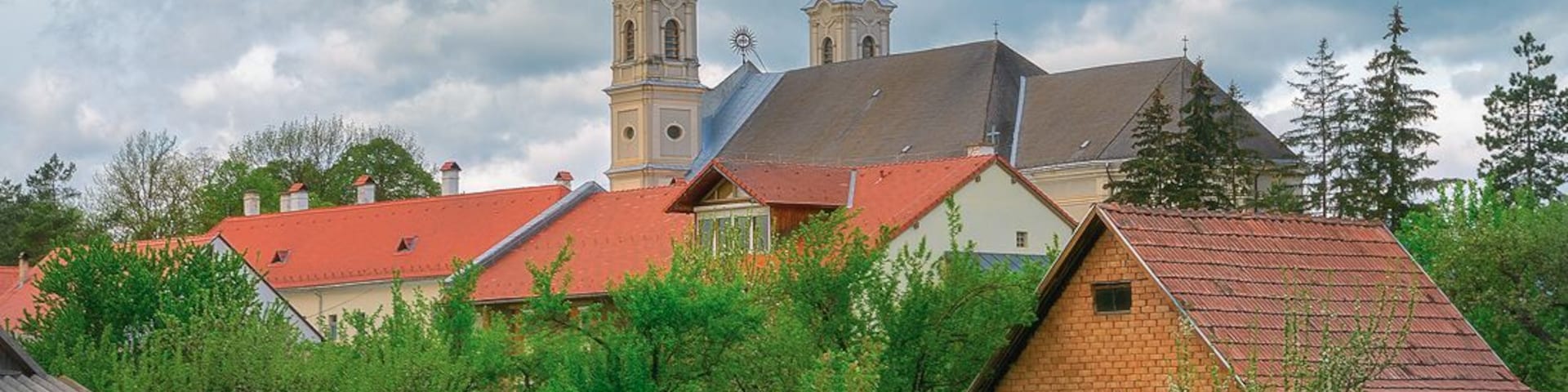 Sumuleu Ciuc is a quaint little medieval village in Harghita county in Romania. It's mostly inhabited by Hungarians. #alwayswanderlust
Read more: http://www.alwayswanderlust.com/a-pilgrimage-in-harghitas-csiksomlyo/