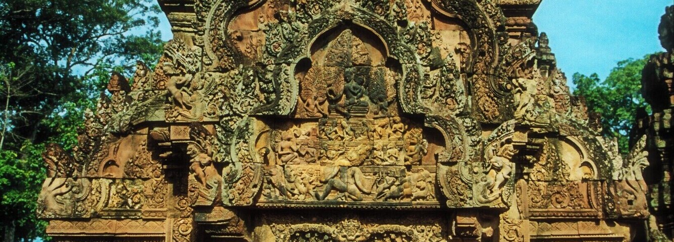 Una estructura de piedra detallada con intrincados grabados y una puerta central.