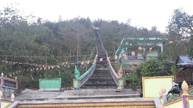 អាស្រមភ្នំដាច់