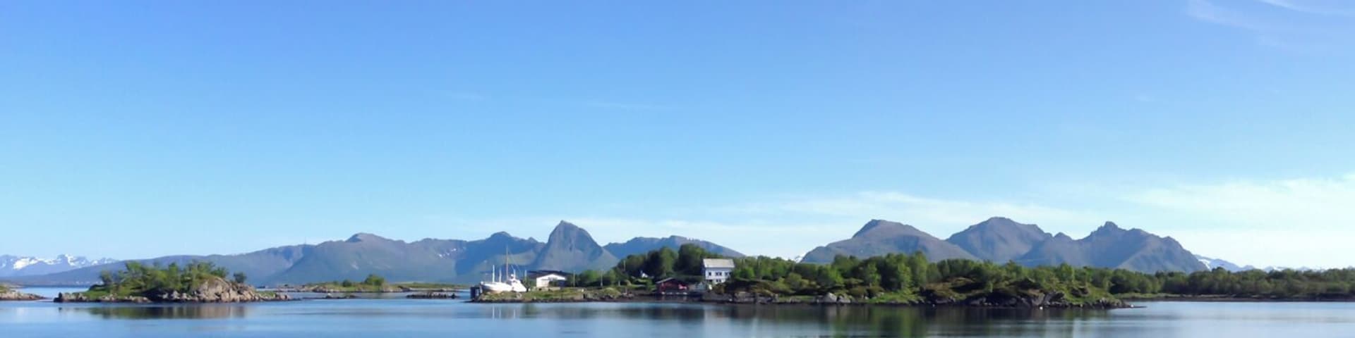 Spent a lovely afternoon sketching on the deck of the Ringstad Sjøhus.
http://www.regenevieve.com/blog/workaway-family/