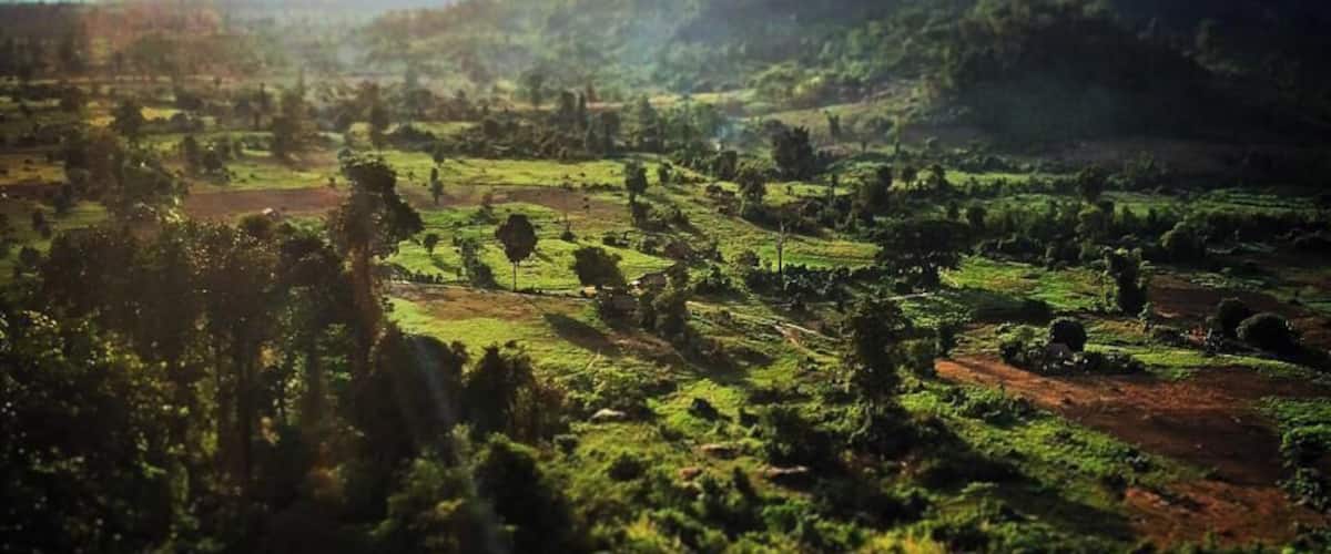 Phnom Kulen National Park
If you want to have a refreshing afernoon you should definitely visit Phnom Kulen (or Kulen mountain) at about 50km from Siem Reap town. At Phnom Kulen, you can enjoy a combination of natural beauty and Cambodian culture in a relaxing atmosphere.
Phnom Kulen is very important for the Cambodians. It is the place where in 802 Jayavarman II was crowned to devaraja (god-king) and announced the independence of Java. Cambodia as we know it today was born. In the weekends and on public holidays it is a very popular place. Cambodians like to take their whole family to Phnom Kulen to have a picnic, swim in the waterfall and to climb up the mountain to pray at the large resting Buddha.