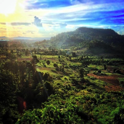 Phnom Kulen National Park
If you want to have a refreshing afernoon you should definitely visit Phnom Kulen (or Kulen mountain) at about 50km from Siem Reap town. At Phnom Kulen, you can enjoy a combination of natural beauty and Cambodian culture in a relaxing atmosphere.
Phnom Kulen is very important for the Cambodians. It is the place where in 802 Jayavarman II was crowned to devaraja (god-king) and announced the independence of Java. Cambodia as we know it today was born. In the weekends and on public holidays it is a very popular place. Cambodians like to take their whole family to Phnom Kulen to have a picnic, swim in the waterfall and to climb up the mountain to pray at the large resting Buddha.