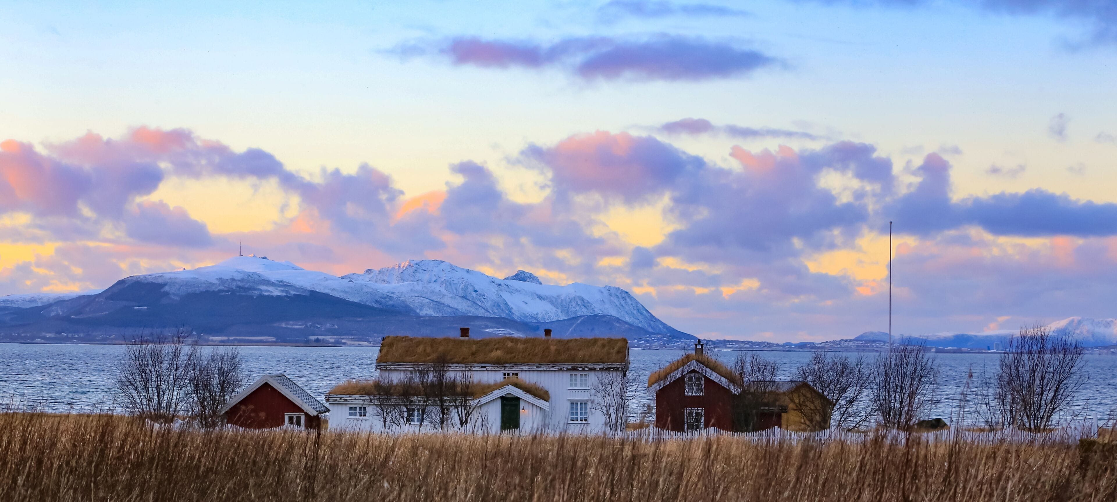 Old farm house in winter suiet