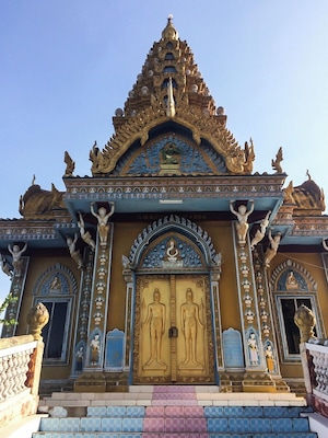 If you continue up the hill from the Killing Caves, you will find the temple that has been built in recent years thanks to donation from Khmer people.
The temple is nice and colorful with some monkeys hanging around, but the best part is the view: you can see the green countryside surrounded by the mountain at the horizont. http://nomadswind.com/cambodia-travel-diary-2-battambang-2/