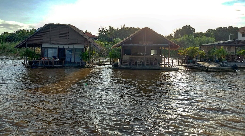 The luxurious private suite on the river Mekong in #PhnomPenh was our home for one night.
#EatTravelLiveRepeat #Cambodia #ETLRWithArnav