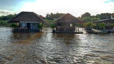 The luxurious private suite on the river Mekong in #PhnomPenh was our home for one night.
#EatTravelLiveRepeat #Cambodia #ETLRWithArnav
