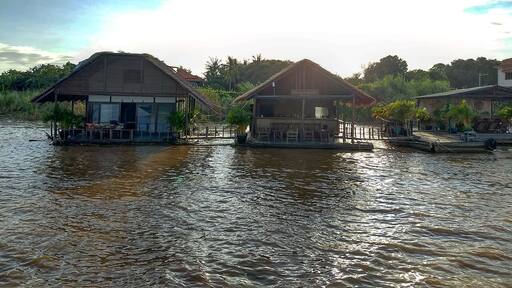 The luxurious private suite on the river Mekong in #PhnomPenh was our home for one night.
#EatTravelLiveRepeat #Cambodia #ETLRWithArnav