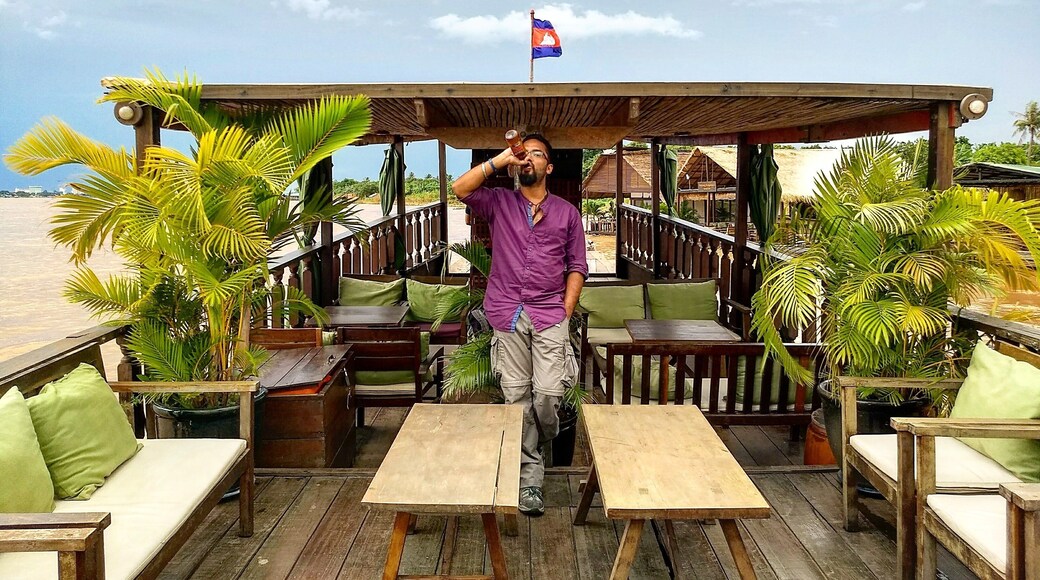 Enjoying a beer while enjoying the #PhnomPenh skyline
#EatTravelLiveRepeat #ETLRWithArnav #Cambodia