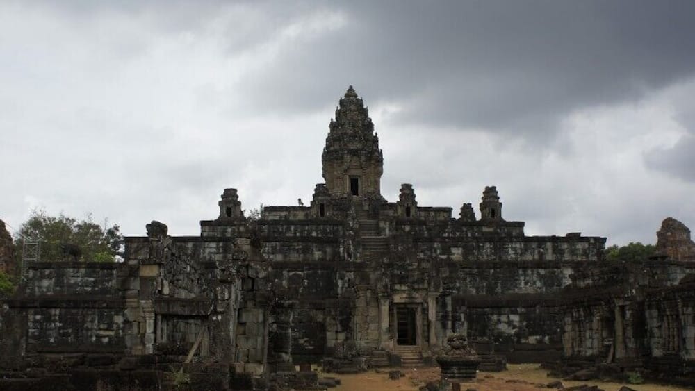 The not so famous Bakong Temple on a cloudy day. Located near Preah Ko. One of the Roluos temples. Not the size of Angkor Wat and certainly not as busy, which makes it a perfect one to visit if you dont want to be squashed by all the other temple trekkers.
#temples #TroverDetour #unesco #ancient #ruins