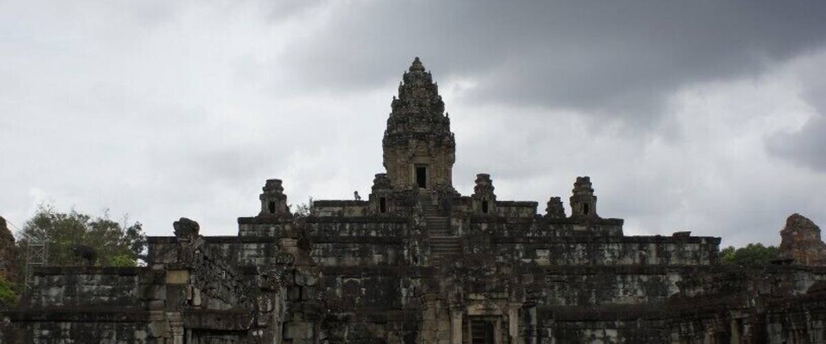 The not so famous Bakong Temple on a cloudy day. Located near Preah Ko. One of the Roluos temples. Not the size of Angkor Wat and certainly not as busy, which makes it a perfect one to visit if you dont want to be squashed by all the other temple trekkers.
#temples #TroverDetour #unesco #ancient #ruins