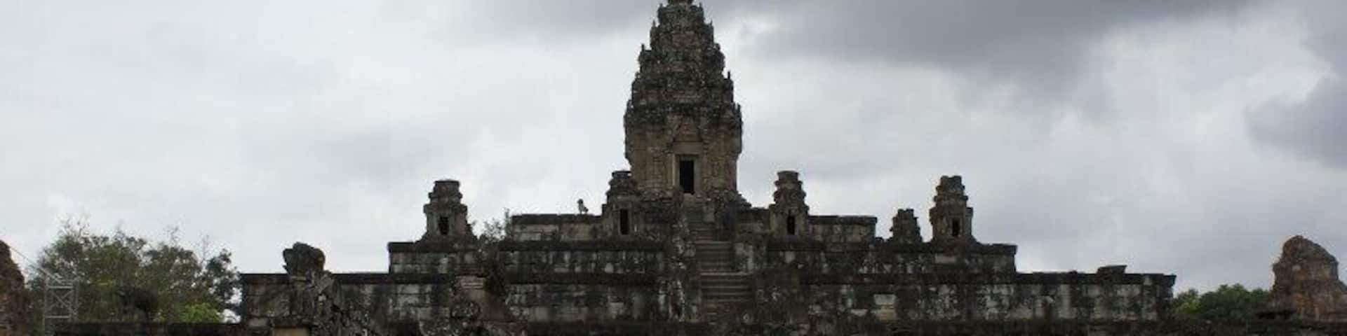 The not so famous Bakong Temple on a cloudy day. Located near Preah Ko. One of the Roluos temples. Not the size of Angkor Wat and certainly not as busy, which makes it a perfect one to visit if you dont want to be squashed by all the other temple trekkers.
#temples #TroverDetour #unesco #ancient #ruins