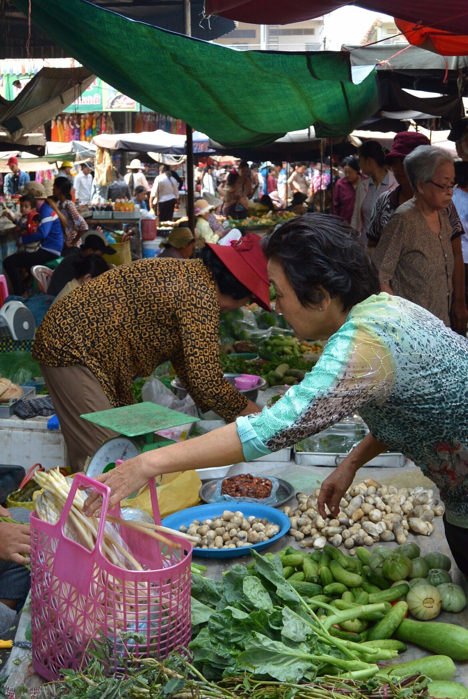 Me and my friends had joined a cookingclass in local foods in Battambang at Nary's Kitchen. Before the cookingclass started, the cook took us to the local market nearby. It was an explosion of colours, sounds and smells. I have never seen such variety in foods at one place. Everywhere I saw women and men trying to bargain for their groceries and trying to sell their fruits, vegetables, fish and meat. #Market #market #localfoods #asianfood #local