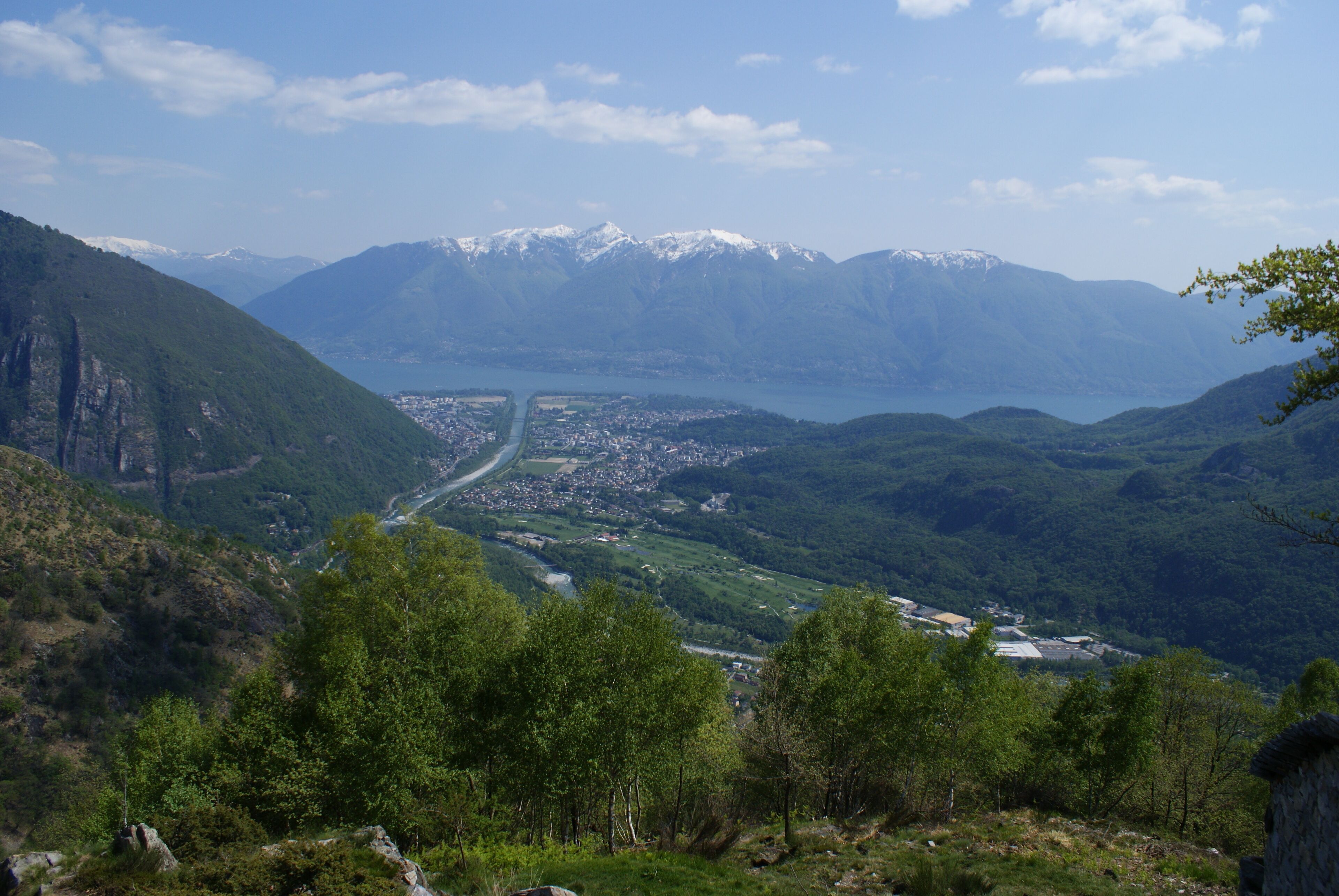 Panoramasicht auf Locarno vom Salmone, Kanton Tessin, Schweiz.