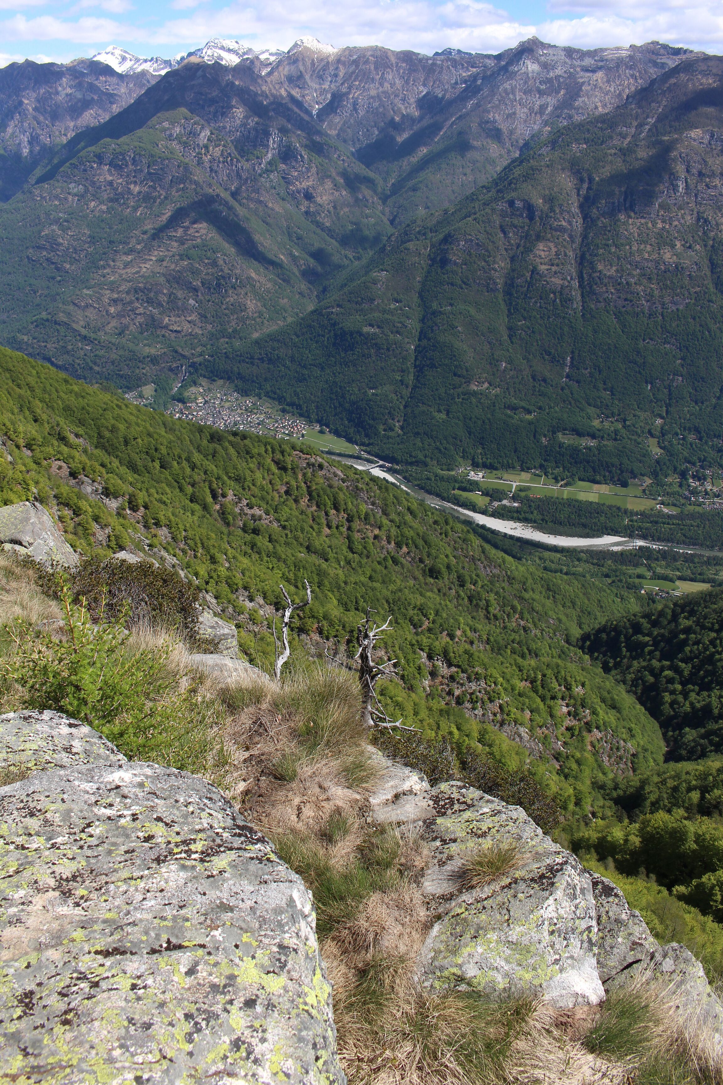 Blick ins Valle Maggia vom Gipfel des Monte Salmone (1559 m.ü.M.) im Schweizer Kanton Tessin. Der Berg erhebt sich genau zwischen den Tälern Valle Maggia und Valle Onsernone. Unten sind die Orte Maggia und Ronchini zu sehen.