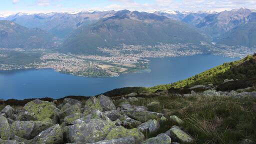 Auf dem Gipfel des Monte Covreto (1594 m.ü.M.) oberhalb des Lago Maggiore an der Grenze zwischen Italien und dem Schweizer Südkanton Ticino. Hier geht der Atemberaubende Blick über den Lago Maggiore hinweg zu den Orten (von links im Bild) Ascona, Locarno, Tenero bis zur Verzasca Talsperre.