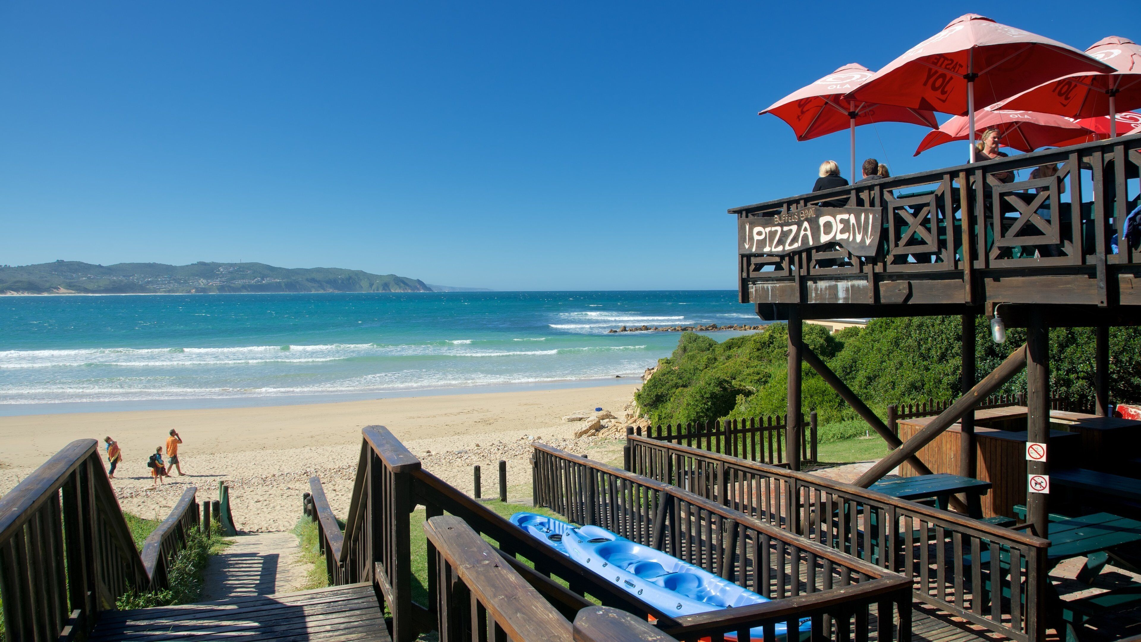 Knysna mostrando uma praia de areia, jantar ao ar livre e um bar na praia
