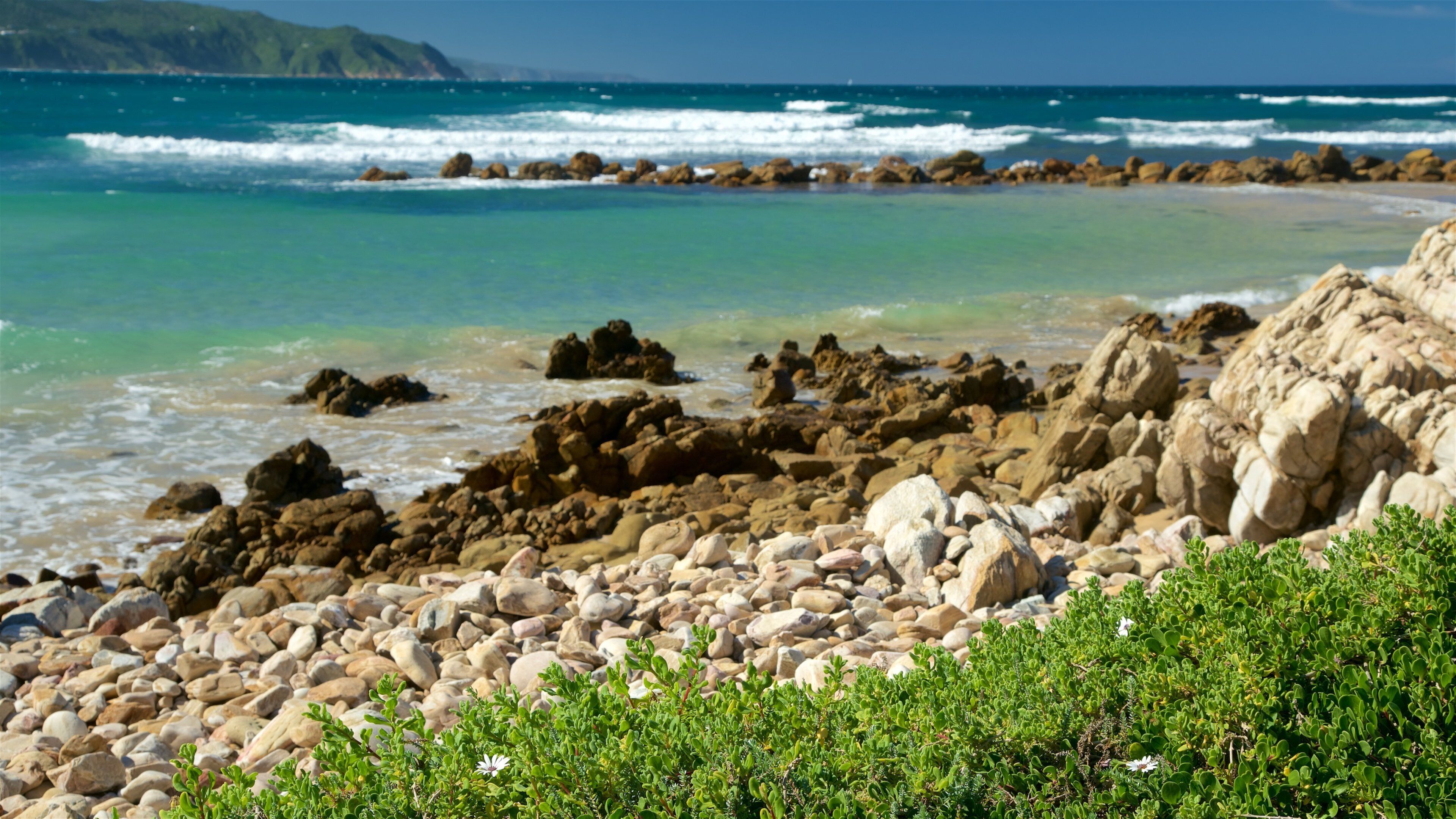 Knysna which includes rugged coastline, a beach and general coastal views
