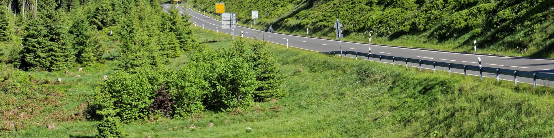 Der Ost- und Mittelteil des Sperberhaier Damms von der Ostseite aufgenommen. Unterhalb des Dammes teilen sich die B242 und die B498 für einige hundert Meter eine gemeinsame Fahrbahn.