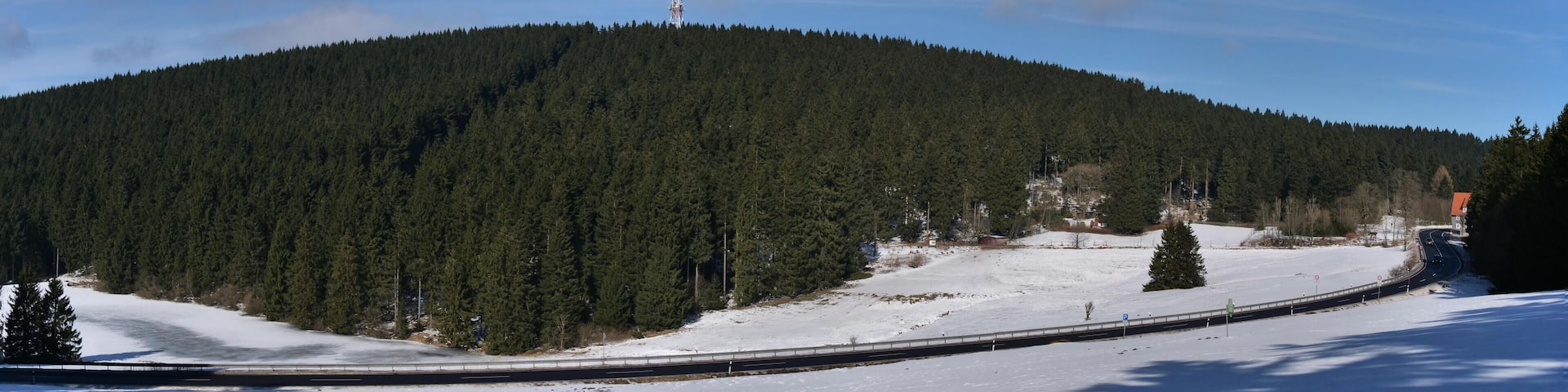 SĂŒdseite des Bocksberges, im Vordergrund die B241 und links der vereiste Auerhahner Teich