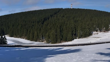 Südseite des Bocksberges, im Vordergrund die B241 und links der vereiste Auerhahner Teich